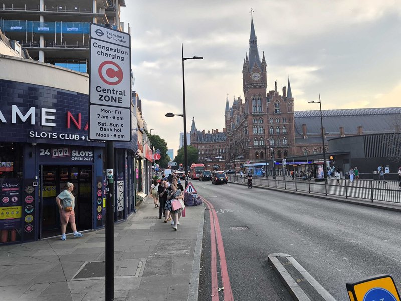Umweltzonen_Europa.jpg Recht bekannt ist die Londoner Innenstadtmaut, deren Zonen Schilder wie dieses am Bahnhof King's Cross markieren. (Foto: SP-X)
